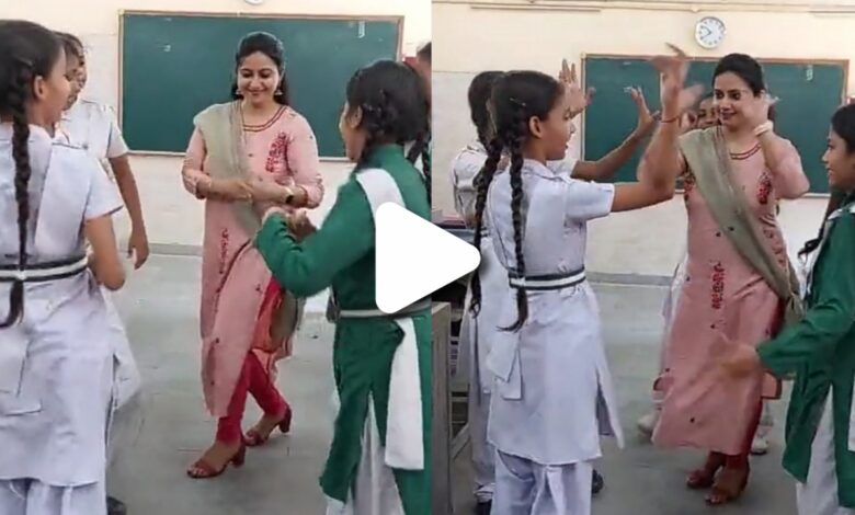 Viral videos : ছাত্রীদের সাথে ক্লাসরুমে ঝুমকা বেরেলি ওয়ালা গানে নাচ শিক্ষিকার, মুহূর্তেই ভাইরাল সেই ভিডিও 1 PicsArt 06 18 05.48.19