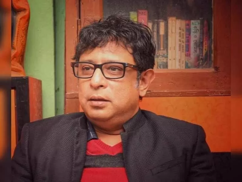 Rupankar Bagchi : বন্ধু রুপঙ্করেরে পাশে দাড়ালেন অনিন্দ্য চাটার্জী, কটাক্ষ থেকে রক্ষা করতে নিলেন পদক্ষেপ 2 Rupankar bagchi sitting