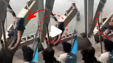 Viral video : সাবধান! চোখের পলকে ট্রেন যাত্রীদের মোবাইল ফোন চুরি! সেতুতে ঝুলে থাকে স্পাইডারম্যান চোর 13 PicsArt 06 11 04.27.58