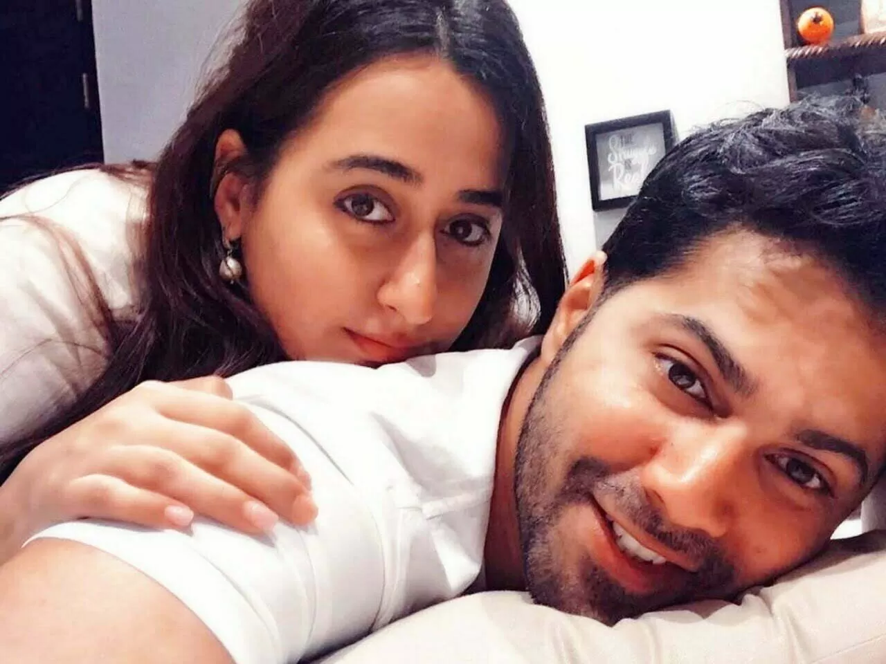 Bollywood : সৌন্দর্যের দিক থেকে কোনো বলিউড অভিনেত্রীর থেকে কম না বরুণ ধাওয়ানের স্ত্রী, দেখুন ছবি 4 Varun Dhawan and wife natasha sleeping selfie