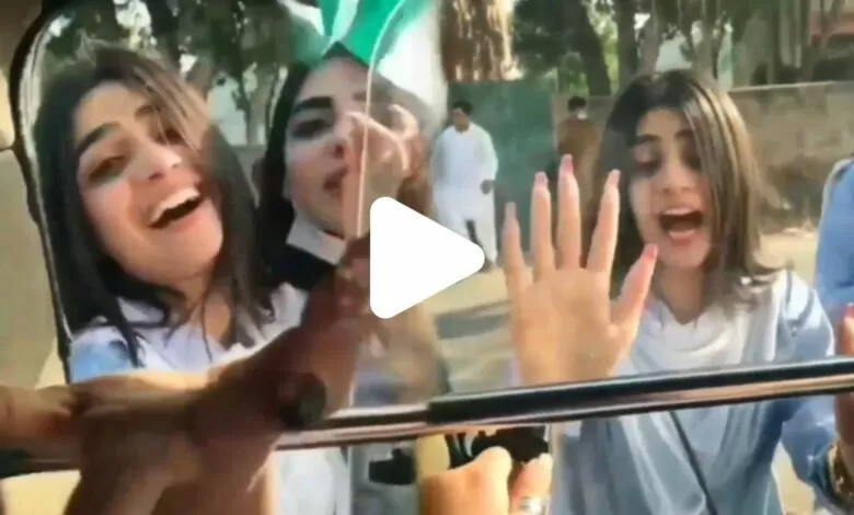 Viral video : ফের ভাইরাল ২ পাকিস্তানি যুবতীর ভিডিও, তাদের কর্মকাণ্ড দেখে হাসি ফুটল নেটিজেনদের 1 Pakistani girl viral video