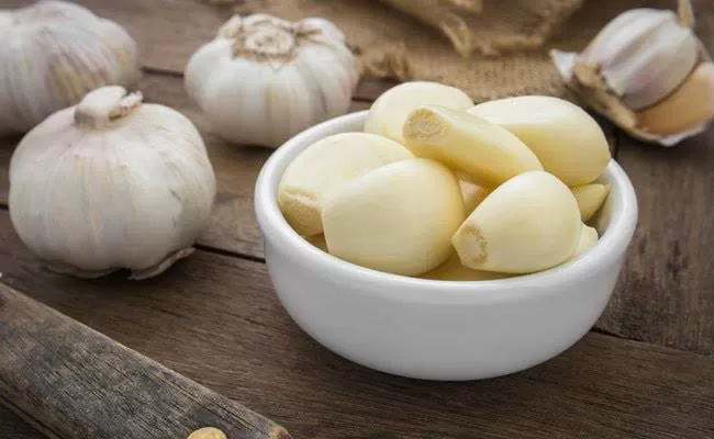Garlic Side effects : এই 4 টি ওষুধ খাচ্ছেন তাহলে কখনোই রসুন খাবেন না, জেনে নিন কখন রসুন খাওয়া উচিত নয় 4 Garlic Side effects