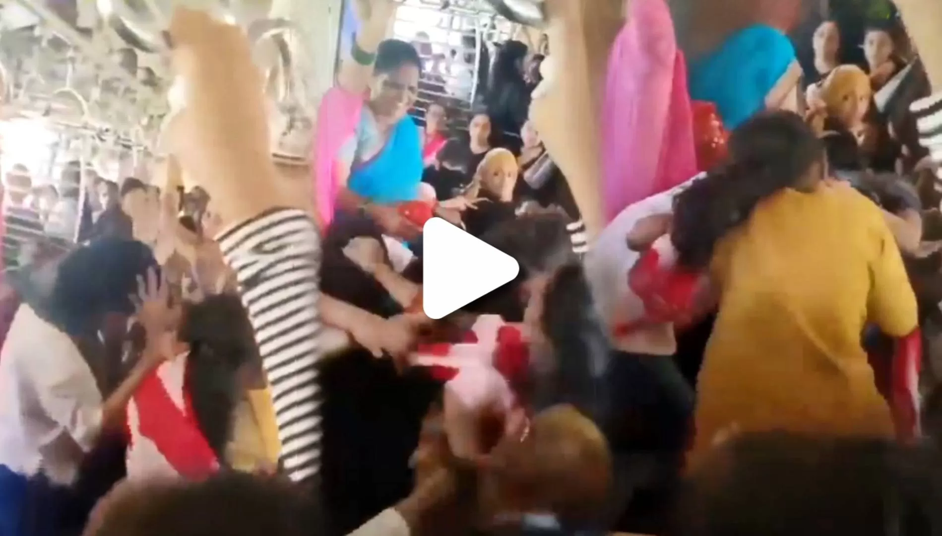 Viral train video : লোকাল ট্রেনে মহিলাদের তুমুল লড়াই, ভিডিও ভাইরাল সোশ্যাল মিডিয়ায়, মানুষ বলেছে- ডেইলি এন্টারটেইনমেন্ট 1 train viral video