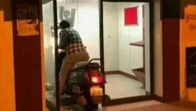 Viral video: এত কিসের তাড়া! টাকা তোলার জন্য এক ব্যক্তি স্কুটারে চড়ে এটিএমে ঢুকল 2 A man entered the ATM on a scooter to withdraw money